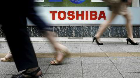Det japanske selskapet Toshibas største eiere og fordringshavere har fått gjennomgå på børsen etter at selskapet tirsdag slapp nyheten om de skjulte, men ennå ukjente tapene.