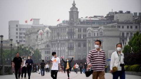 Den kinesiske finansmetropolen Shanghai har fjernet mange restriksjoner fra 1. juni. Det er tillatt å bevege seg utendørs i de fleste bydelene – som her fra The Bund onsdag morgen. Nullsmittestrategien består.