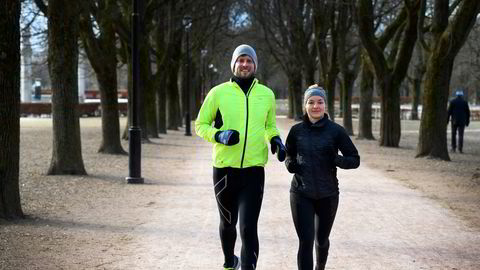 Kollegene Ellen Fjærvoll Samdal (32) og Steinar Mossige (30) har startet sitt eget treningsprogram under pandemien ettersom treningssentrene i Oslo er stengt.