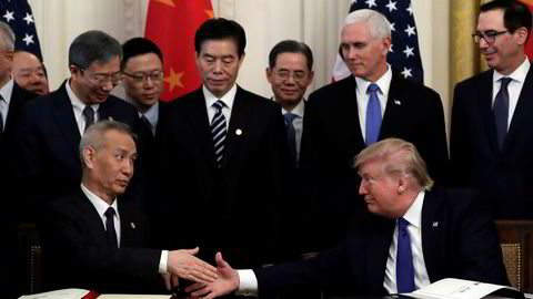 USAs president Donald Trump og Kinas visestatsminister Liu He tar hverandre i hånden etter å ha signert fase 1 av handelsavtalen mellom de to landene onsdag.