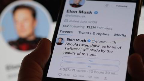 Twitter-brukerne har talt og de ønsker Elon Musk ut av sjefskontorene i selskapet.