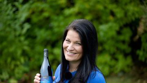 Merete Bø vinanmelder i Dagens Næringliv med en flaske Combier Colline Rhodaniennes 2019 fra Frankrike.